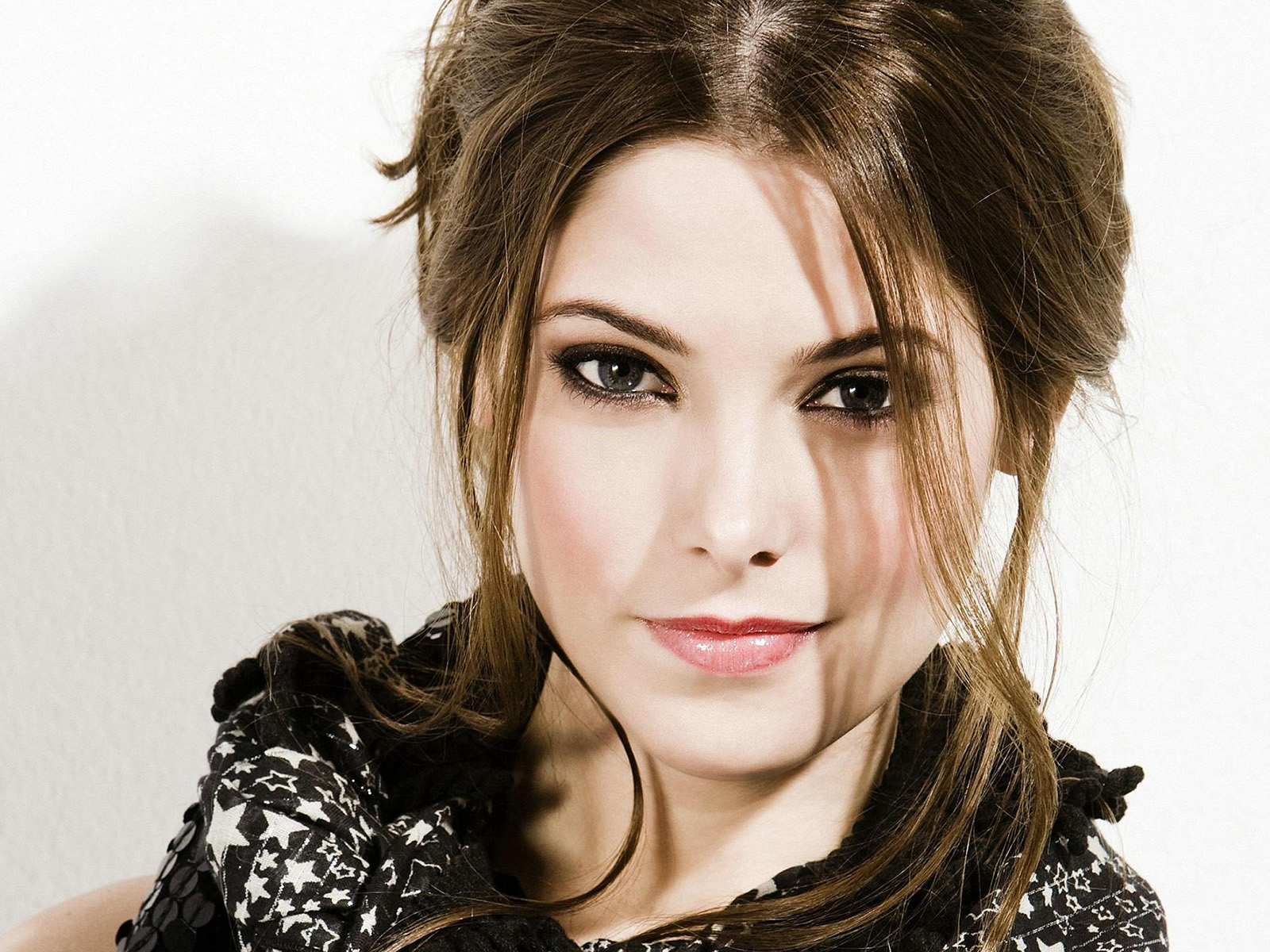 Ashley Greene Hot Pictures, Photo Gallery & Wallpapers