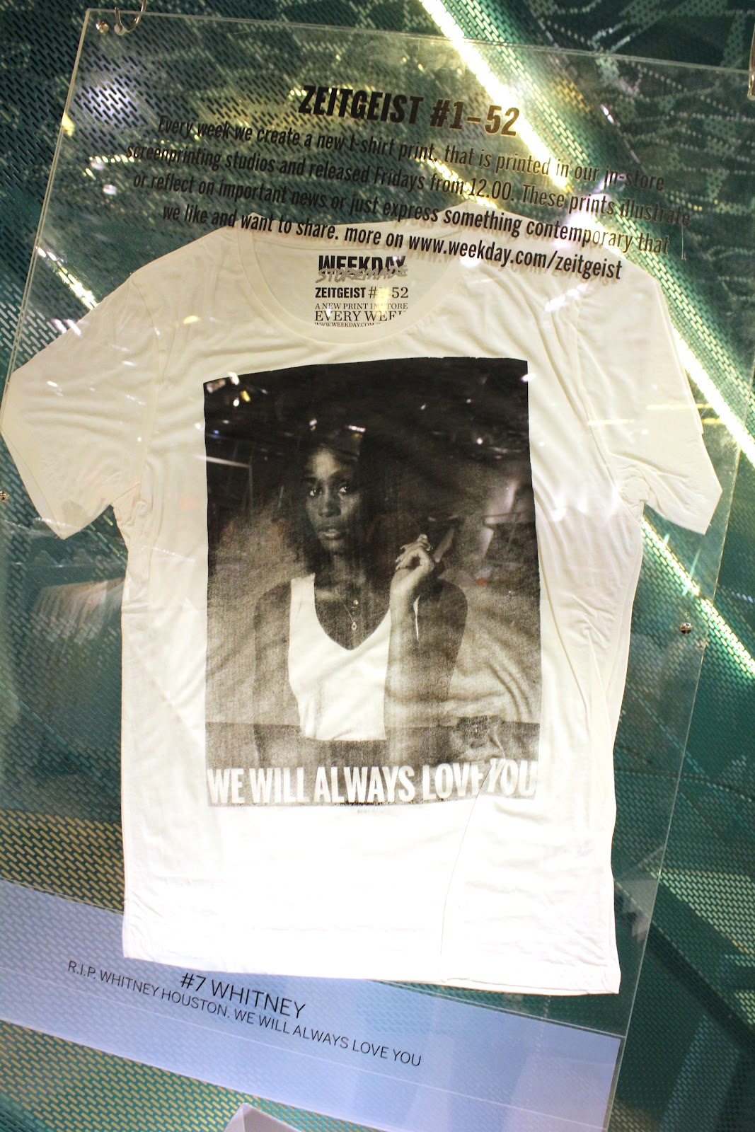 http://2.bp.blogspot.com/-9nb6nvtQLTI/T0Vs8stHtiI/AAAAAAAAV-c/Vj7gh2iijdI/s1600/Whitney+t-skjorte+MTWFSS+Weekday+Costume+shoppekveld.jpg