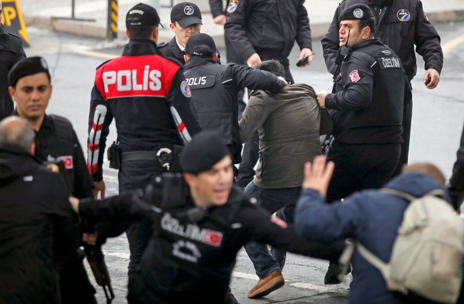 Заложническата драма в Истанбул приключи, прокурорът е освободен