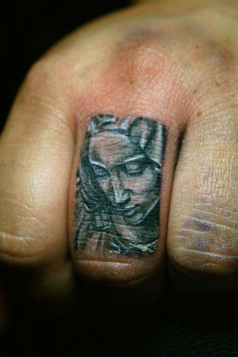 tattoo on finger. Finger Tattoos Designs