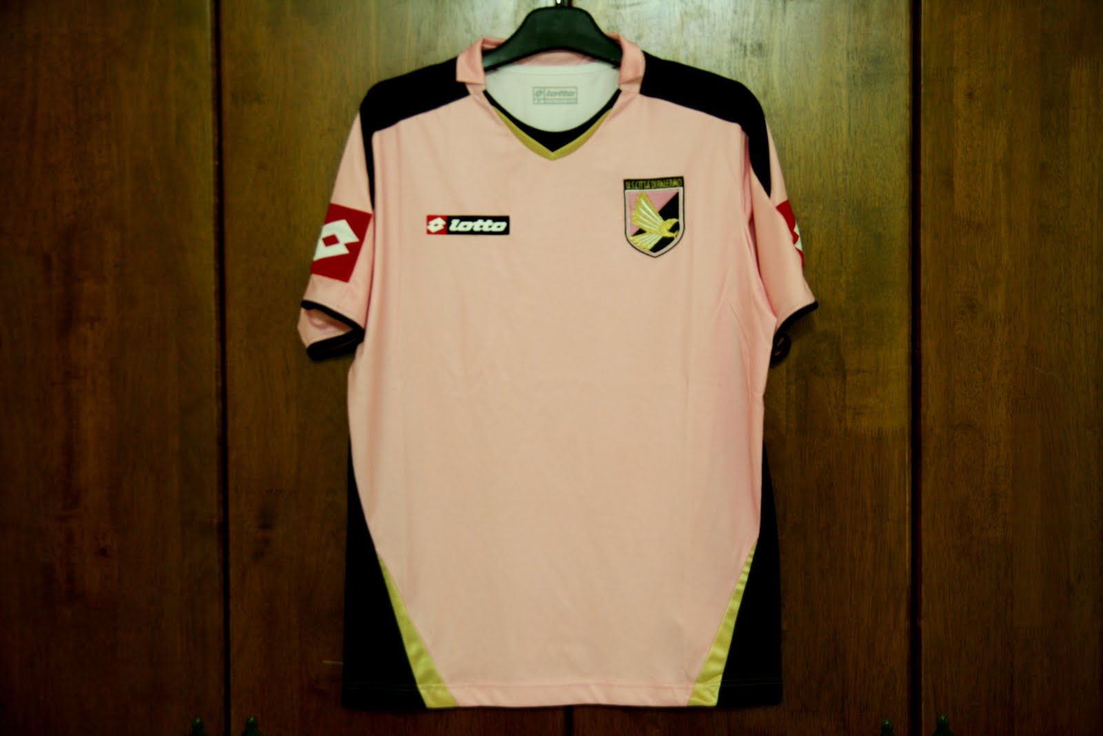 CERITA JERSI BOLA SEPAK PINK FOOTBALL SHIRT