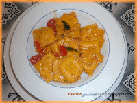 Ravioli con ripieno di melanzane in salsa di pomodorini