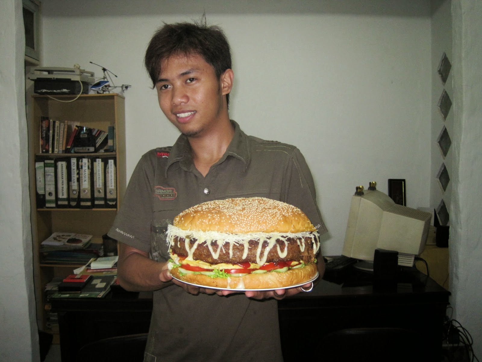 Burger Raksasa Medan: Kue Ulang Tahun Kejutan