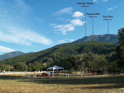 Instal·lacions de la hípica de Can Marc, amb el Montseny al fons Instal·lacions de la hípica de Can Marc, amb el Montseny al fons