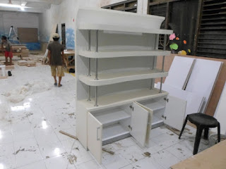 Display Etalase untuk Toko Roti Desain Minimalis - Furniture Semarang