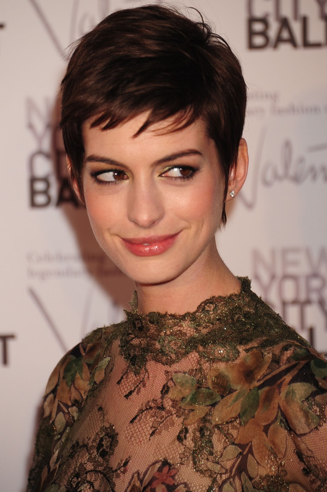 Running In Red Stilettos Ricky Lo S Interview With Anne Hathaway