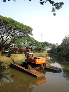Pengerukan sungai bintaro excavator air