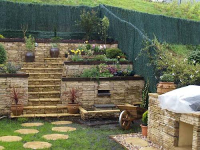 ARTE Y JARDINERÍA : SUPERFICIES VERTICALES. MATERIALES PARA EL JARDÍN