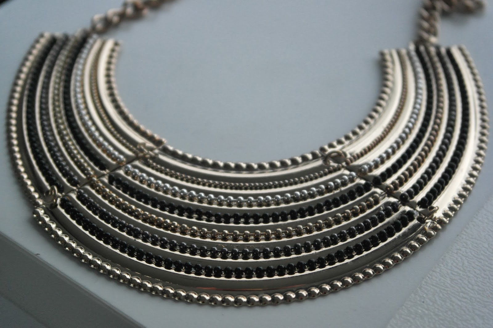 Glamourbeauty's Primark statement necklace.