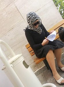 Türbanlı ten rengi çoraplaıyla yolda….