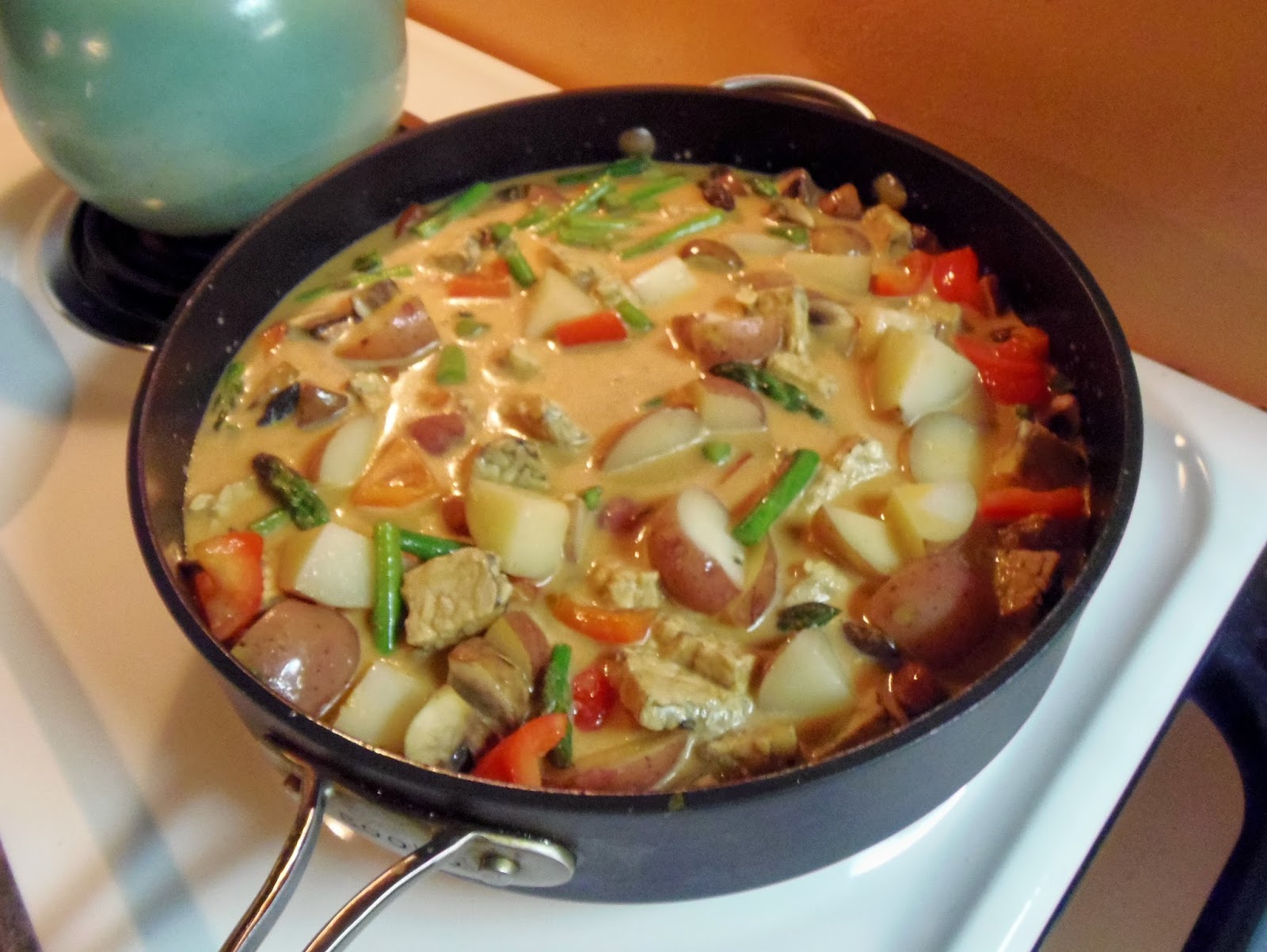 Glo's Kitchen Tempeh, Potato and Vegetable Red Curry
