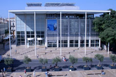 Le carré d'Art à Nîmes, lieu du Festival de la Biographie