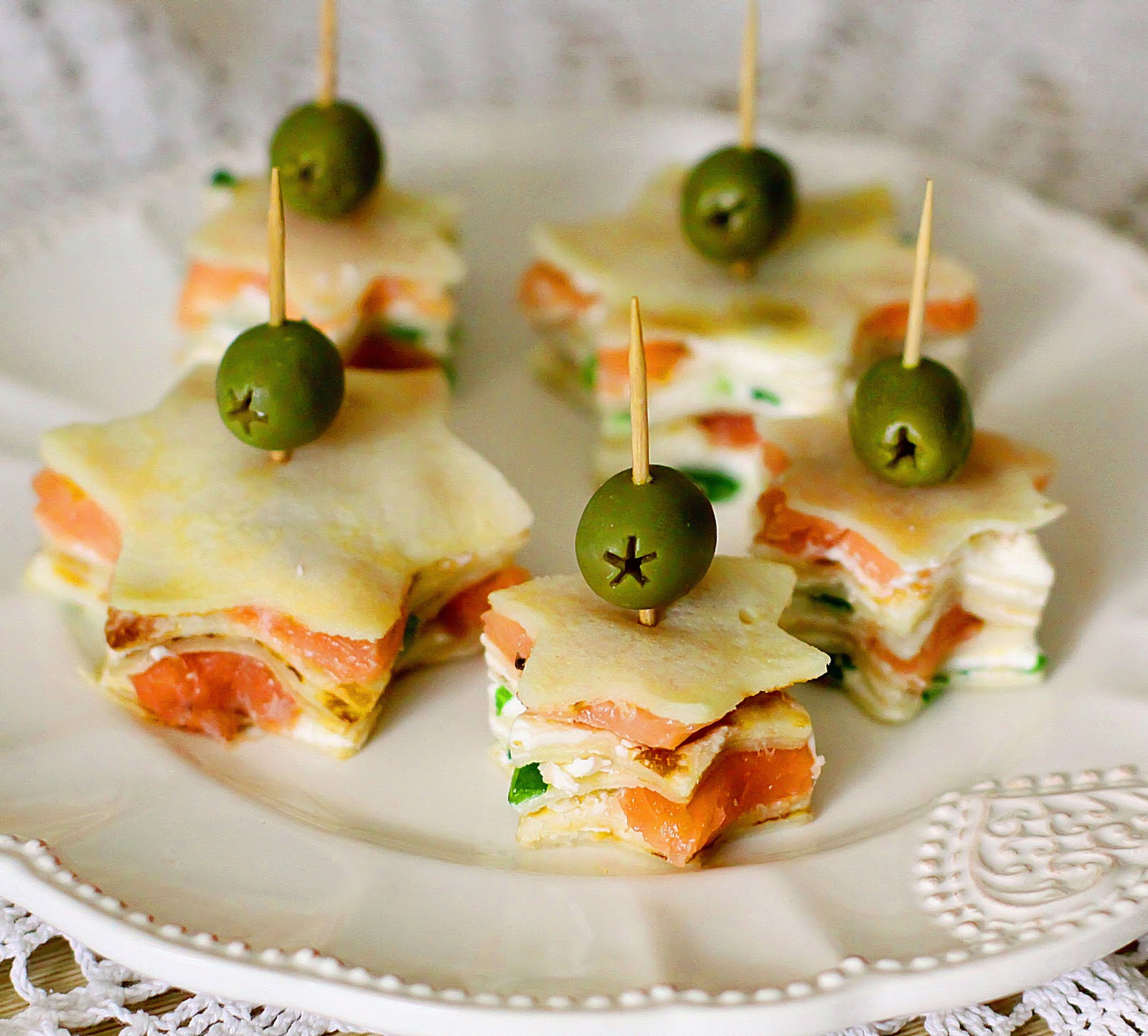 Блины с семгой - самые вкусные, красивые и оригинальные идеи приготовления закуски картинки Блины с семгой - самые вкусные, красивые и оригинальные идеи приготовления закуски картинки