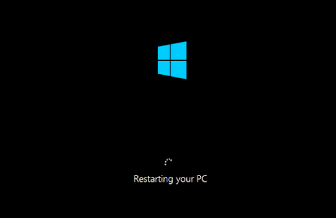 Setelah memakan beberapa waktu, proses inisialisasi Komputer sakan selesai dan Windows 8 akan kembali merestart secara otomatis