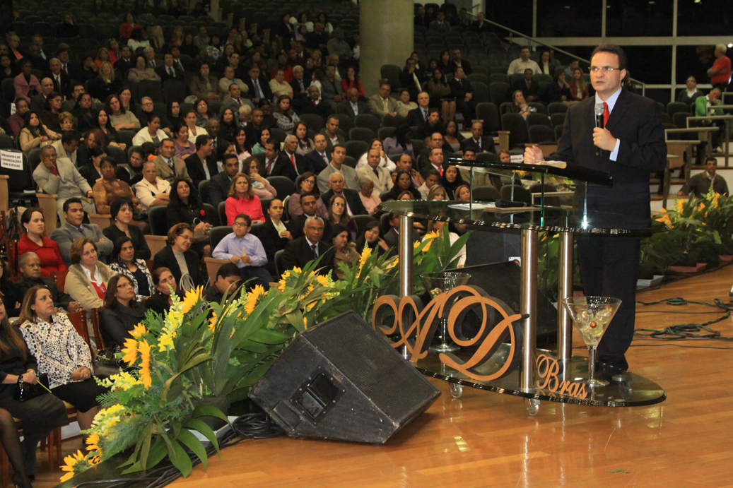 VÍDEO: Pastor Manoel Ferreira 'requebra' em cima de púlpito e