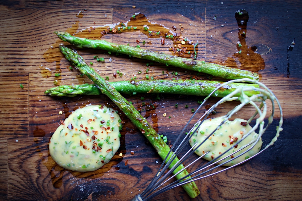 Delicious Tapas Asparagus with chili Bearnaise 167