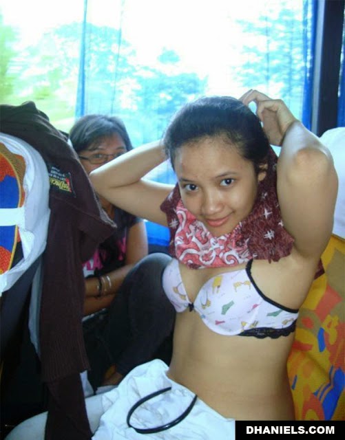 Cewek+Buka+Baju Dasar koplak, cewek cantik ini cuek ajah ganti baju di dalam bus yang ...