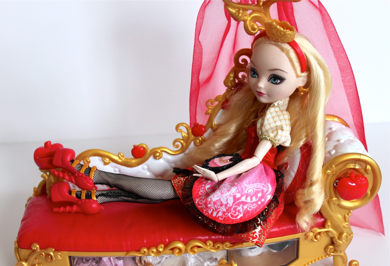 Ever After High Apple White Room to Study Doll