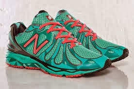 la fille aux baskets roses