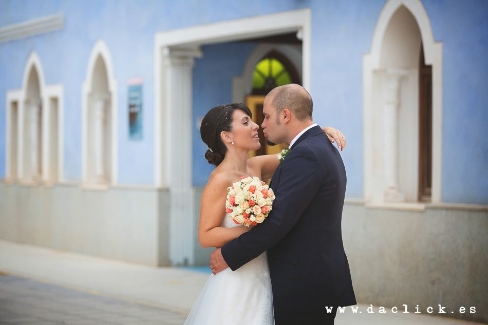 novios a solas por el parque