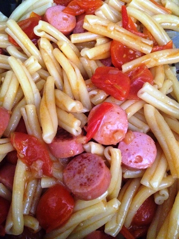 PASTA CON TOMATES Y SALCHICHAS {TOMATOES AND FRANKFURTERS PASTA
