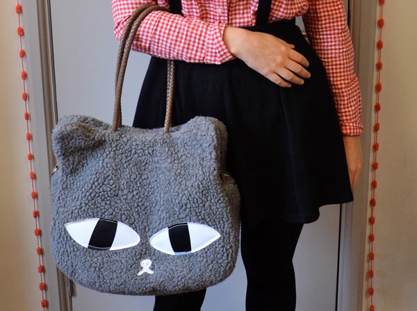 Valentine's Day outfit: red gingham shirt, suspender skirt with a fuzzy grey cat head/face hand bag from Ebay Valentine's Day outfit: red gingham shirt, suspender skirt with a fuzzy grey cat head/face hand bag from Ebay