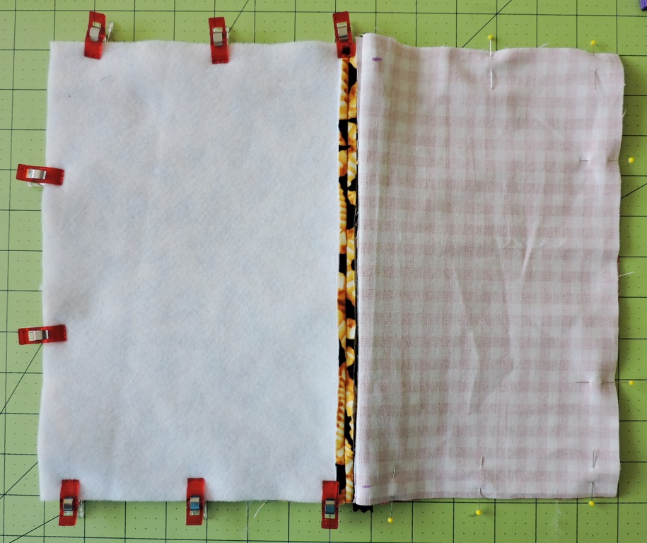 Sweet Bee Buzzings Inset Zipper Pouch Tutorial