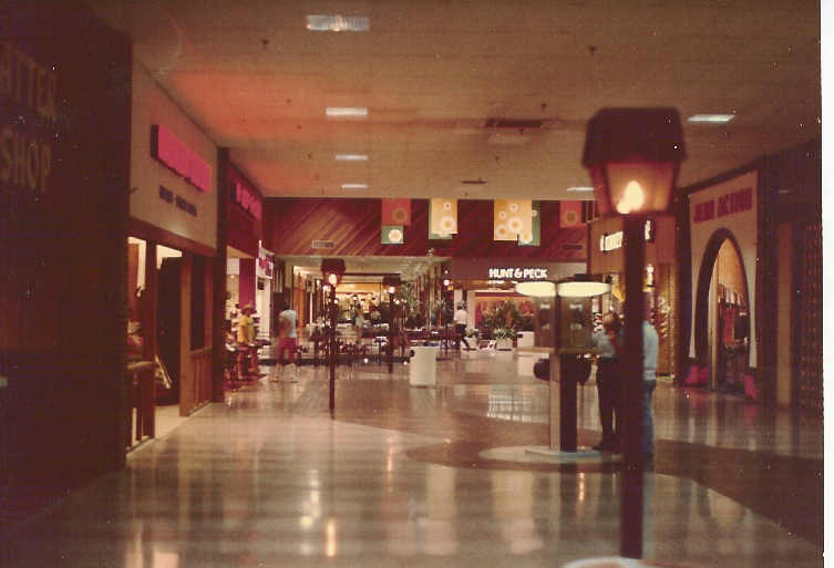 Trip to the Mall FLASHBACK Deerbrook Mall in Deerfield, Illinois