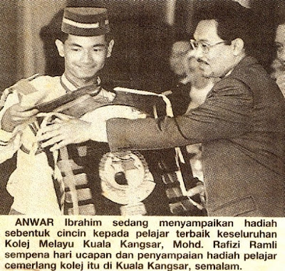 Siapa Rafizi Ramli? Apa kisah gelap yang disorokkan oleh beliau? Sejarah Hitam dalam hidup yang beliau tidak dapat lupakan? Mari kita Bongkar....