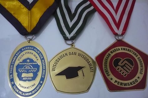 MEDALI UNTUK WISUDA ATAU PERTANDINGAN BHN DASAR LOGAM SUDAH PAKAI TALI