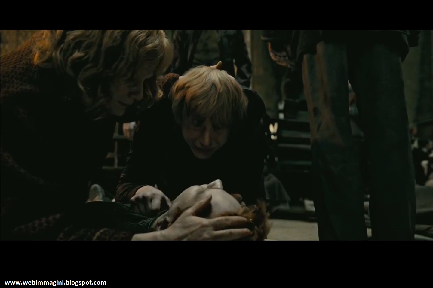 http://2.bp.blogspot.com/-AIMfJ_3BeqM/Tbl2zjJGB7I/AAAAAAAAAyg/bxQgI8_rIQ8/s1600/harry+potter+e+i+doni+della+morte+parte+2++webimmagini+25.jpg