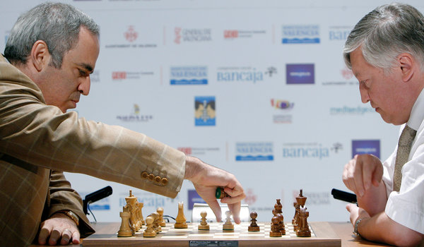 Lenda do xadrez Gary Kasparov deixa aposentadoria após 12 anos