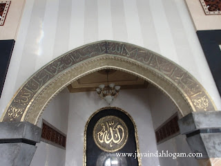 mihrab adalah bagian dari bangunan masjid  ataupun mushola yang biasanya digunakan imam untuk memimpin sholat berjamaah. Mihrab ini beda dari yang lainnya karena kami membuat dari bahan logam kuningan dan juga bisa dari bahan tembaga, mihrab kuningan ini dengan tulisan arab di ambil dari ayat suci Al-qur’an yang mempunyai arti makna penting yang terdapat pada tulisan mihrab tersebut ,dan  ukiran tulisan arab pada mihrab tersebut akan menampilkan kesan indah, mewah serta elegan di ruangan interior  masjid.  