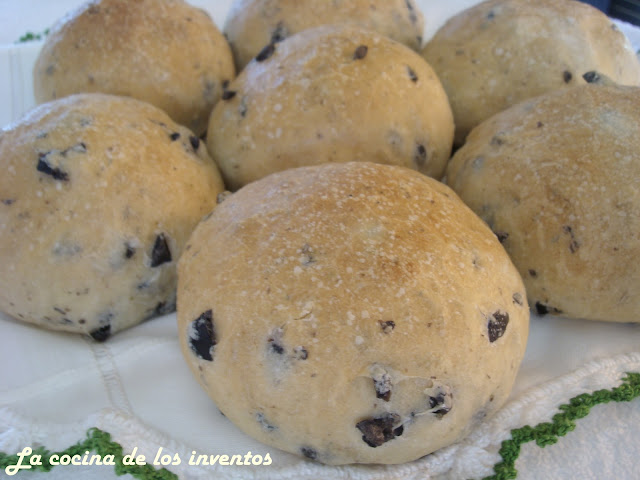 Panecillos De Aceitunas Negras Y Orégano
