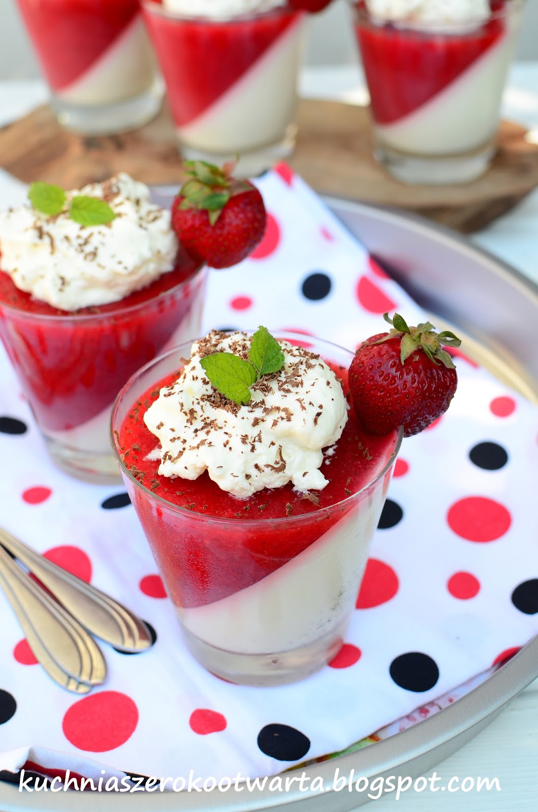 Kuchnia szeroko otwarta Panna cotta z musem truskawkowym