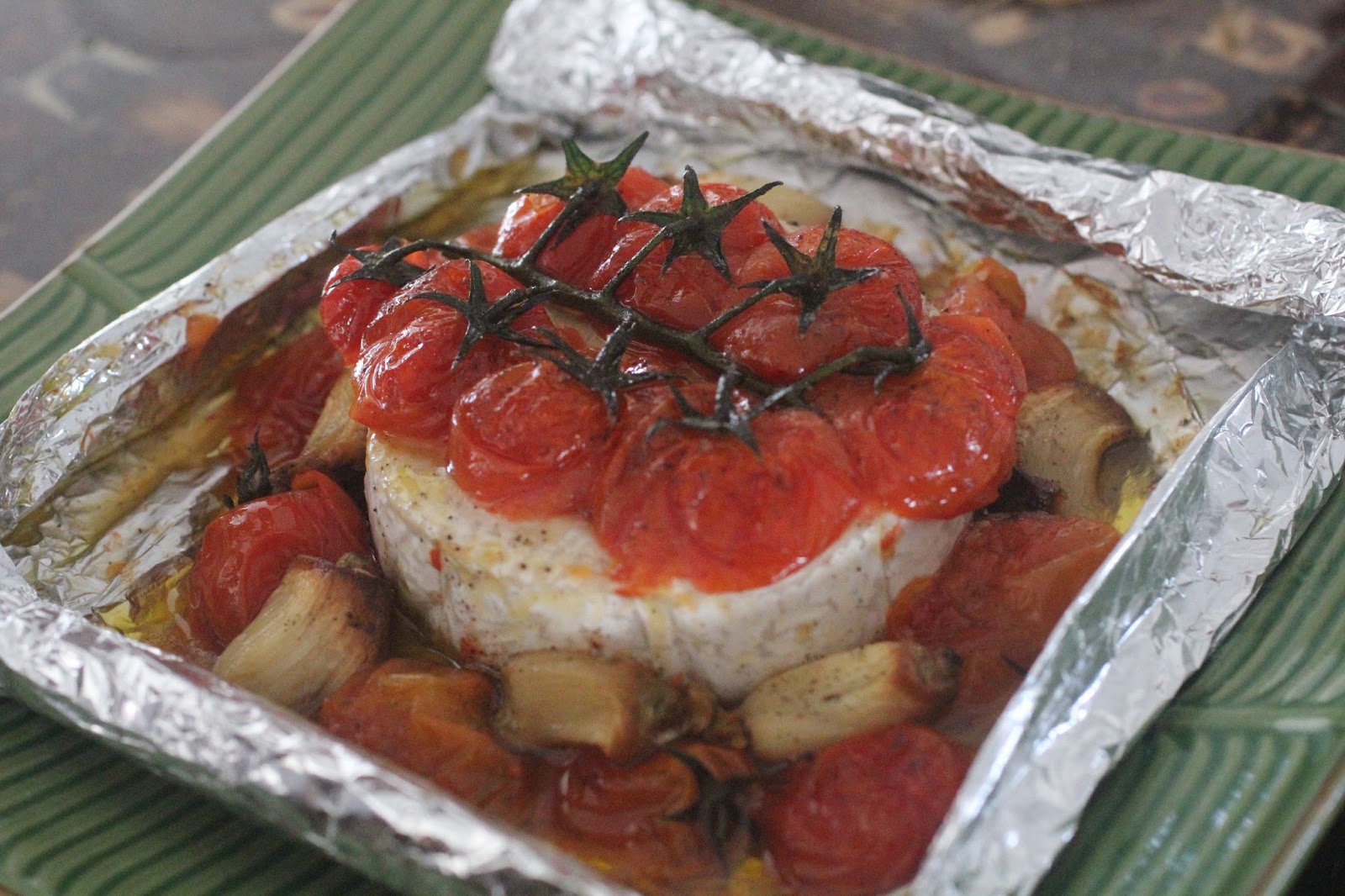 de Salto Alto na Cozinha Papillote de Queijo Brie e Tomates Confitados