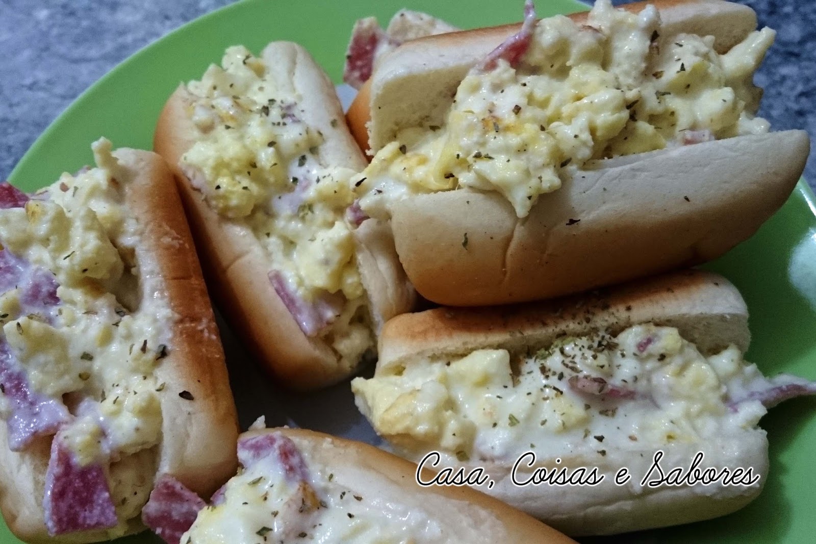 P\u00e3o bisnaguinha e ovo cremoso para um lanche r\u00e1pido