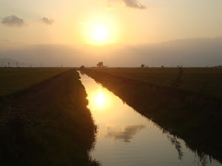 Pôr do sol em canal de água