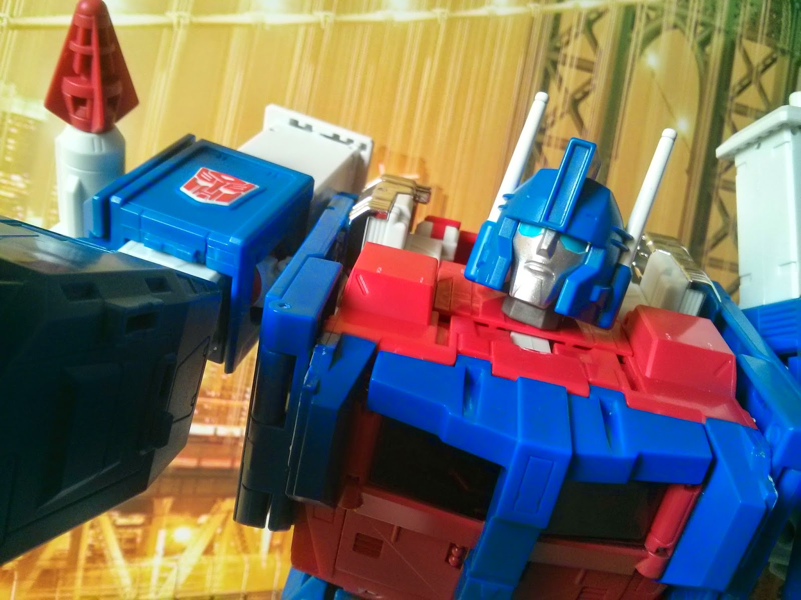 New in-hand photos of Transformers R.E.D. Ultra Magnus and Knock