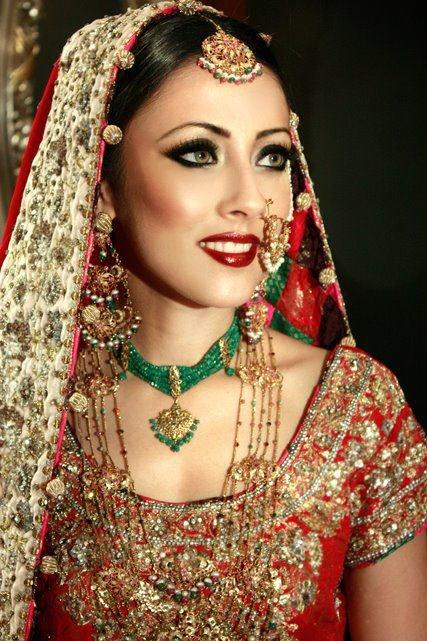 ميكاب عروس هندية Pakistani+Bridal+Wedding+Dress+By+Ainy+Jaffri+%281%29