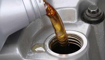 Mengganti oli mesin pada motor Mengganti oli mesin pada motor