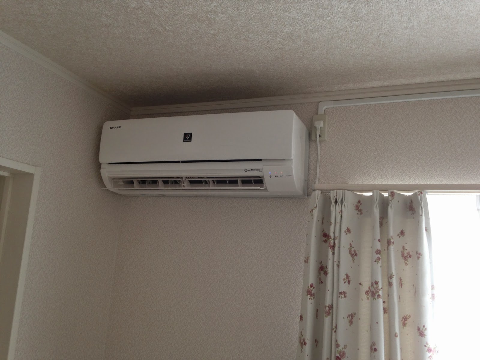 工事屋女社長の奮闘気？ コンセントの位置を変えれば室内機の設置場所も変えられます。