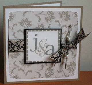 Invitación boda elegante con tapiz y broche gris Invitación boda elegante con tapiz y broche gris