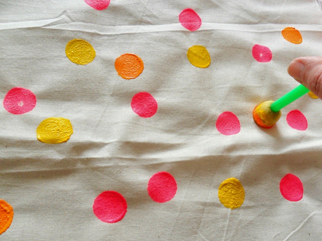 Teawagontales neon dot cushion tutorial...