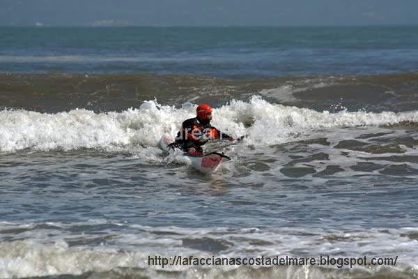 canoa sulle onde al Poetto