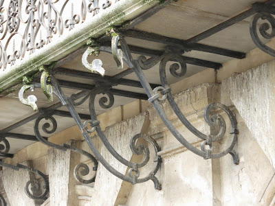 Console métallique à volutes du alcon du balcon de 14 place des Vosges à Paris, Hôtel de Bréau