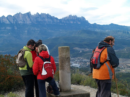 Entorn del vèrtex geodèsic del Puigsoler amb Montserrat al fons Entorn del vèrtex geodèsic del Puigsoler amb Montserrat al fons