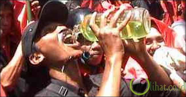 Minum bensin Minum bensin