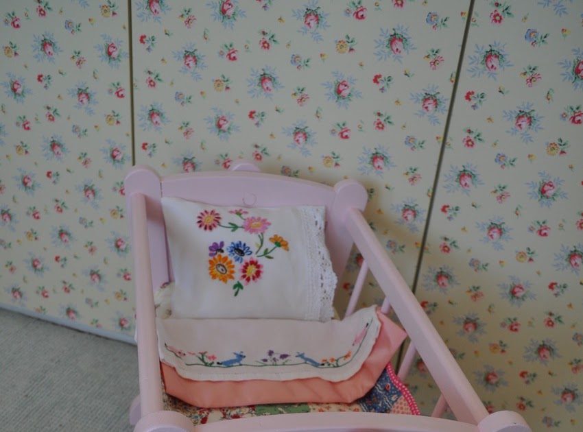 HenHouse Emporium Pretty in Pink Dolls Crib