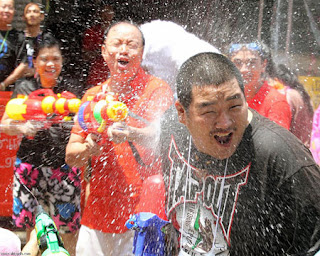 الاحتفال بمهرجان "يوم الماء" تايلند 13.jpg